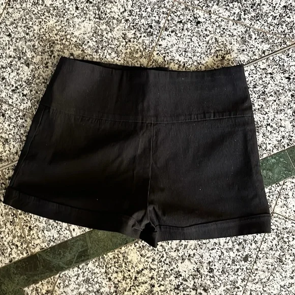 Black shorts - Picture 2 of 2